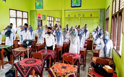 Rabu 25 November 2020 Guru dan tenaga kependidikan ikuti upacara bendera virtual hari guru nasional tahun 2020