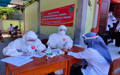 Rapid test bersama guru dan karyawan MTsN 4 Jembrana bekerja sama Dinas Kesehatan Kabupaten Jembrana
