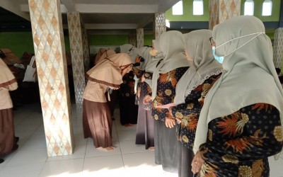KEGIATAN HALAL BIHALAL SISWA DAN GURU MTS NEGERI 4 JEMBRANA