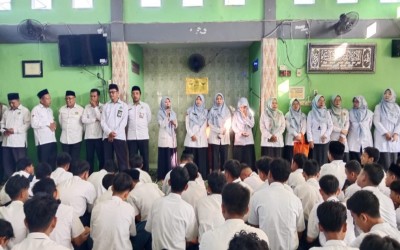 MOMEN MAAF-MEMAAFKAN: SENYUM SISWA DAN GURU WARNAI HALAL BIHALAL MTsN 4 JEMBRANA