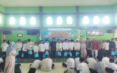 Wujud Kepedulian Sesama, MTsN 4 Jembrana Salurkan 150 Paket Zakat Fitrah kepada Siswa dan Masyarakat
